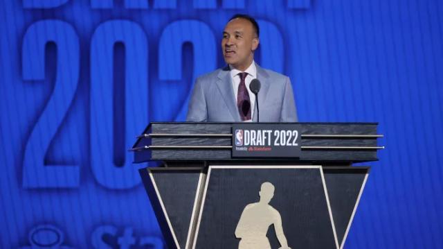 JJB jjb Jingjibao 竞技宝 电竞赛事 体育赛事 体育 电竞-给勇士颁发冠军奖杯的副总裁，居然还有中国血统