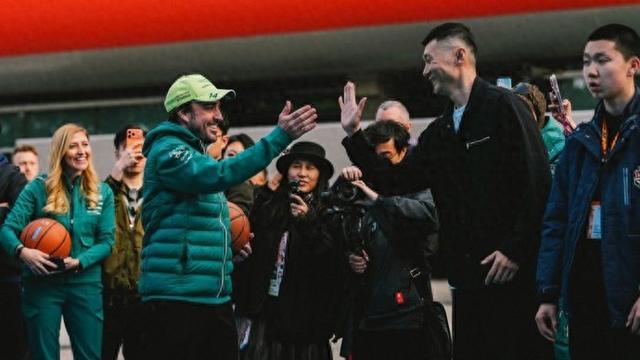 JJB jjb Jingjibao 竞技宝 电竞赛事 体育赛事 体育 电竞-王牌对王牌！上海球迷挂念的刘炜和F1世界冠军阿隆索打篮球，谁会赢？